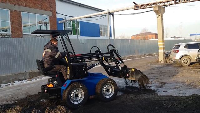 Разбираем замерзшую асфальтовую крошку, погрузчики АТ-350М и IPixeL #минипогрузчик #пермь #работа смотреть онлайн