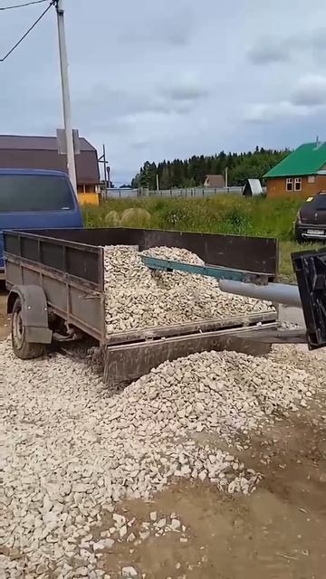 Когда кузов без подъема, выручит смекалка и АТ-350М! #погрузчик #минипогрузчик #стройка #shorts смотреть онлайн