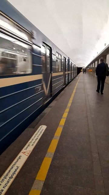 Поезд "Аквариум" уезжает на станцию Сенная площадь. смотреть онлайн