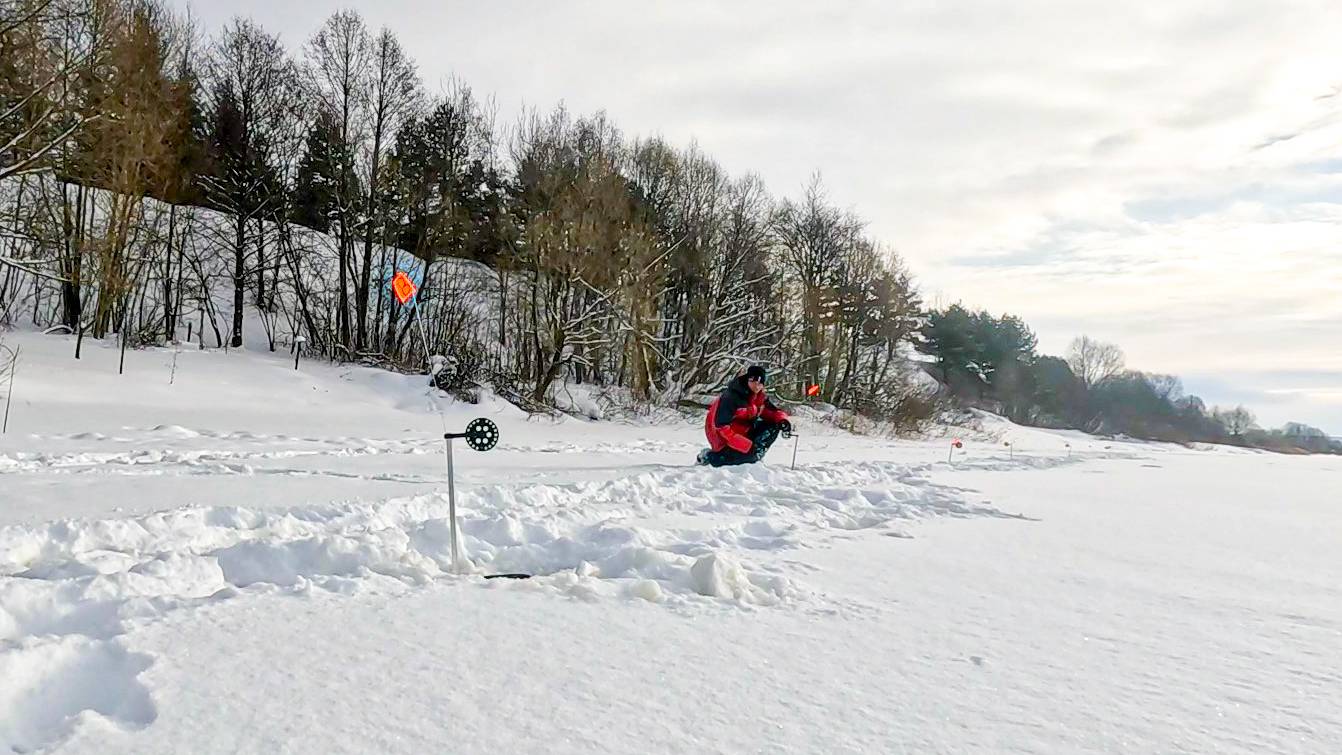 ТОЛЬКО ПЕРЕСТАВИЛ жерлицы в ТРАВУ, как СРАЗУ ЗАГАРЫ! Рыбалка на реке, щука зимой смотреть онлайн