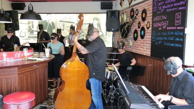 Batman – Bony Moronie & The Ballroomshakers смотреть онлайн