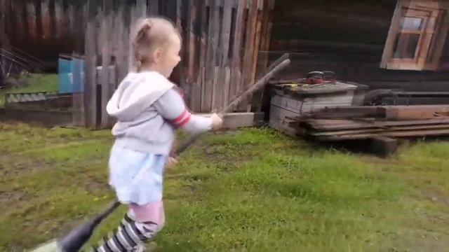 Тася впервые пробует себя блоггером 📹[Первое видео] смотреть онлайн