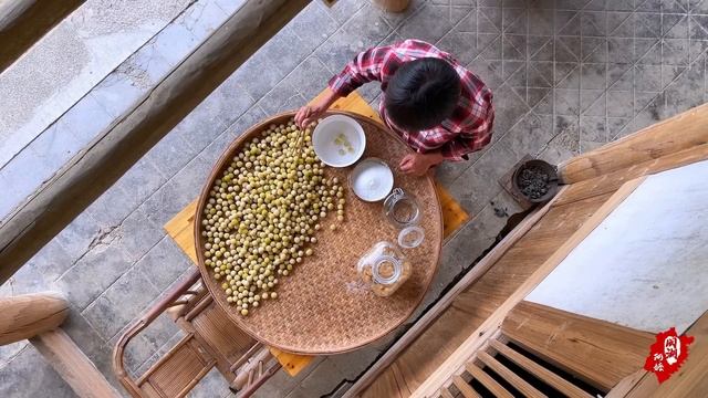 阿公摇落一地白梅，阿嬷耗时60多天，做酸甜白梅糖和香醇白梅酒丨white Bayberry 【闽湖阿嬤Fujian Grandma】