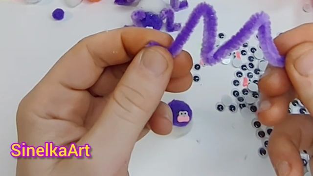 Паук из помпонов и синельной проволоки / Простая поделка для детей смотреть онлайн