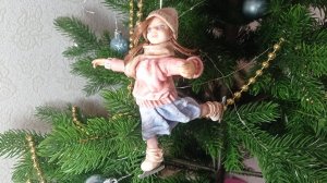 На коньках. Ватная игрушка на елку