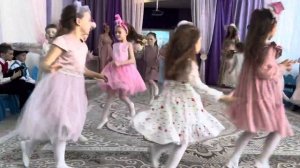 Танец в садике . Держи меня за талию