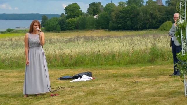 Olles och Sahars bröllop del 8, Olles syster och bror spelar och sjunger för brudparet смотреть онлайн