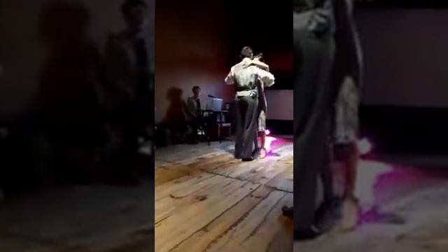 Priscila y Tomás bailan patético versión Tango Bardo смотреть онлайн