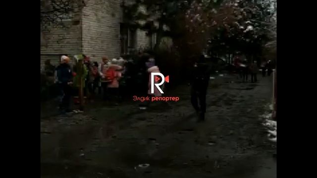 Элдик репортер: Төмөнкү Ала-Арча айылындагы баткак кечкен окуучулар смотреть онлайн