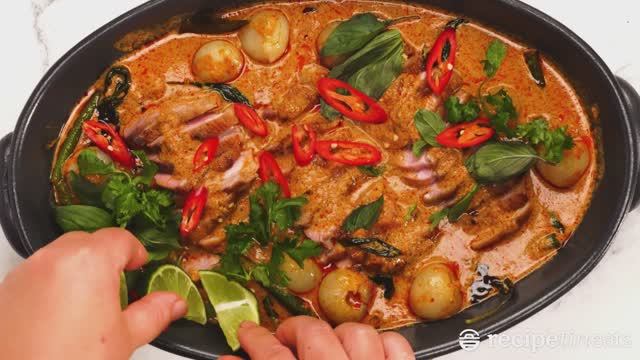 🍜 Тайский красный карри с уткой — это взрыв вкуса и аромата!