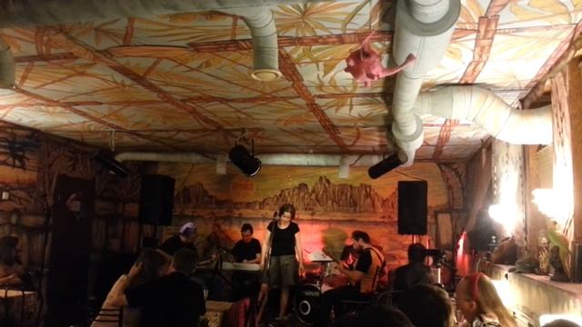 Эмер: Гулкая синева на раскалённой крыше... смотреть онлайн