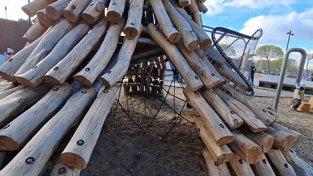 Детская площадка Скрипучие Пни у ТЦ Мега Екатеринбург смотреть онлайн
