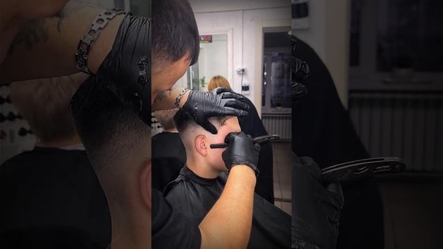 красивая мужская стрижка.