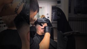 красивая мужская стрижка.