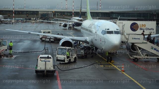 Passengers leave the plane, on the other hand unload luggage смотреть онлайн