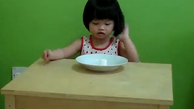 Stanford Marshmallow Experiment with 2 yrs old Hebe (Singapore) смотреть онлайн