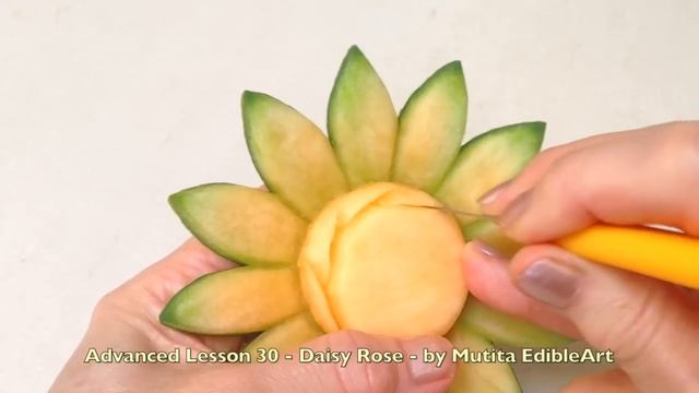Daisy Rose Melon Flowers - Adv 30 - By Mutita Art Of Fruit And Vegetable Carving смотреть онлайн