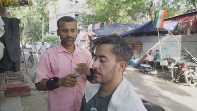 Лучший ASMR-массаж головы от уличного парикмахера, который я когда-либо делал в Дели! смотреть онлайн