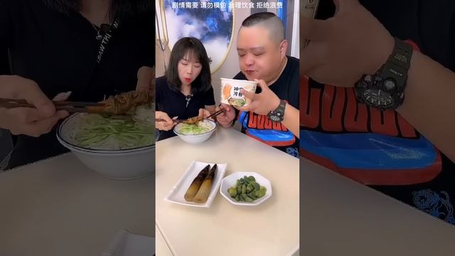 丈夫偷偷往我碗裡擠芥末，我看見後故意跟他換了，讓他自己吃到了芥末【胖嫂美食】 смотреть онлайн