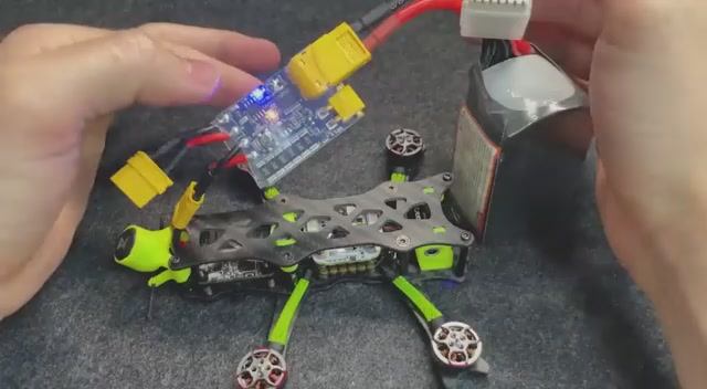 Перезалив видео с Youtube - Сборка маленького FPV квадрокоптера смотреть онлайн