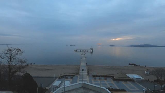 Февруарски изгрев и лебеди плуват в морето смотреть онлайн