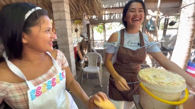 HACIENDO PANES RELLENOS AL ESTILO SALVADOREÑO - Jasmin y Jessica son las Encargadas de la Cocina смотреть онлайн