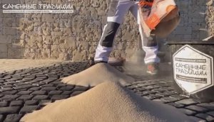 Расшивка швов брусчатки модифицированным песком   Каменные Традиции