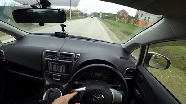 Сравнения машин Toyota Ractis и Honda fit