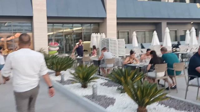 Много народу. Бассейн. Второй корпус. Отель Victory Be Mine Hotel. смотреть онлайн