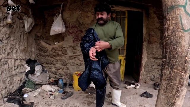The rain and the efforts of nomadic men to prevent the destruction of the house and barn. смотреть онлайн