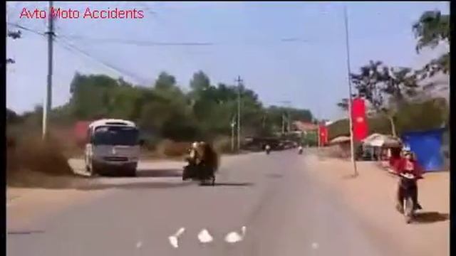 Таран на мотоцикле смотреть онлайн