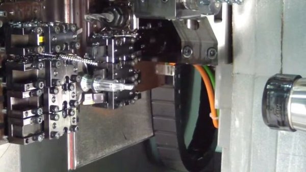 Демонстрация работы автомата продольного точения MANURHIN KMX EVO 732