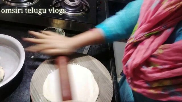 Parotta recipe ll how to make parotta in telugu ll soft layered parotta ll omsiri telugu vlogs смотреть онлайн