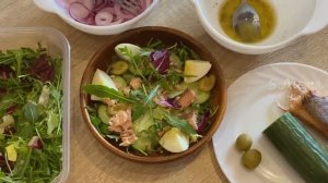 Салат с горбушей горячего копчения. Легкий перекус.