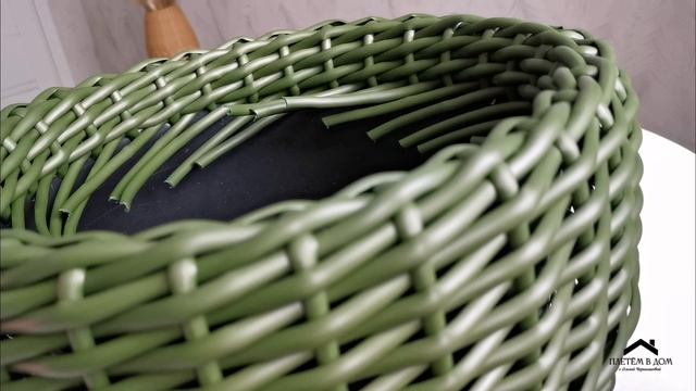 Как заправить хвостики и закончить плетение ротангом.mp4