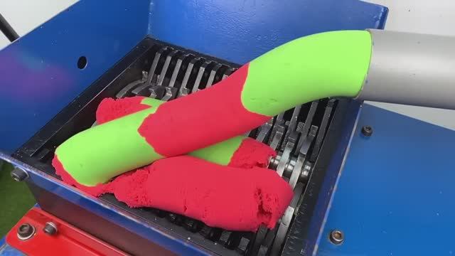 ИЗМЕЛЬЧЕНИЕ КИНЕТИЧЕСКОГО ПЕСКА! ПОТРЯСАЮЩЕЕ ВИДЕО! смотреть онлайн