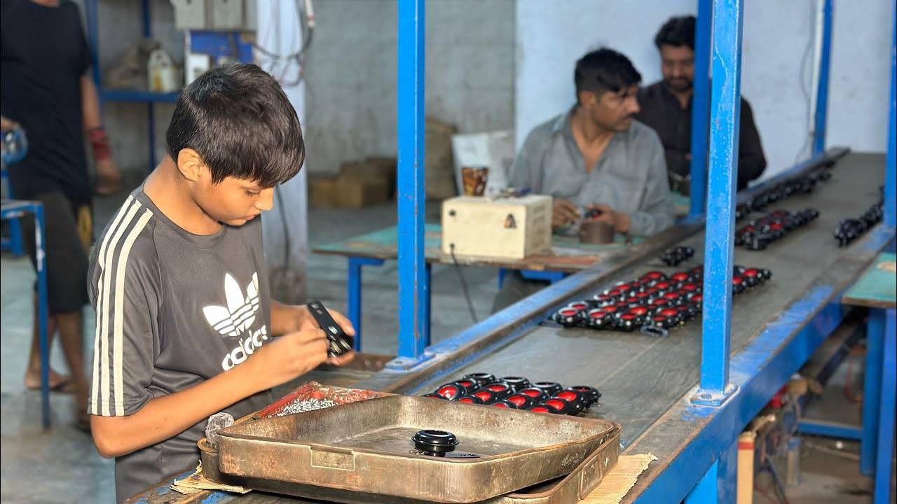 Интересный процесс изготовления автомобильного гудка для мальчиков смотреть онлайн