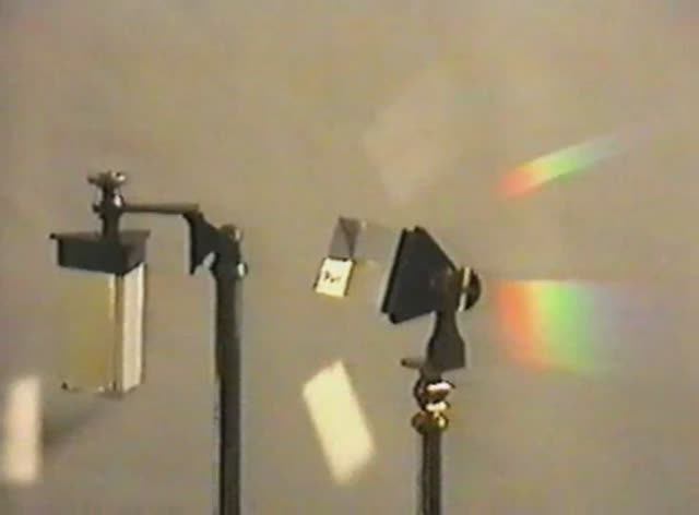 Физика. Опыты. Физическая оптика. Скрещенные призмы смотреть онлайн