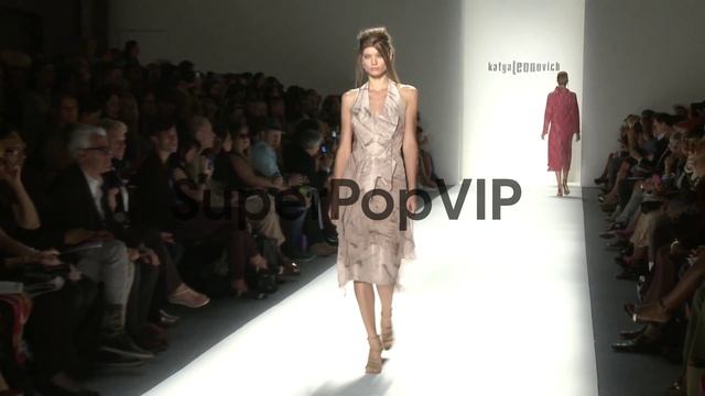 Models walk the runway at Katya Leonovich - Runway - Spri... смотреть онлайн