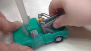 Тачки Молния Маквин и его Друзья Мэтр и Док меняют цвет под водой