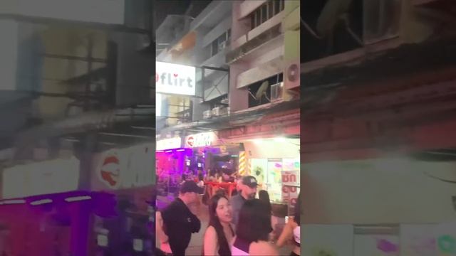 #soi6 #pattaya #thailand #pattayanightlife #bars #lady #soi6pattaya #beach #pattayanight #love смотреть онлайн