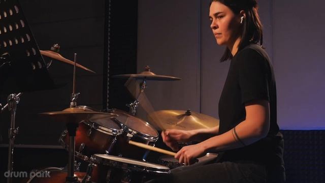 Девушка исполняет A Perfect Circle - Outsider (drum cover by Drum Park) смотреть онлайн