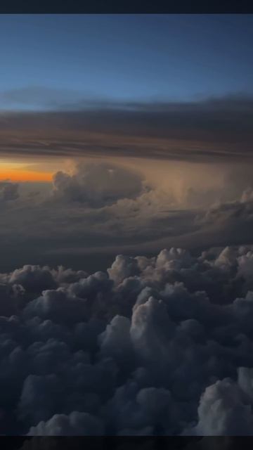 Грозовые облака пролетаем на самолете! смотреть онлайн