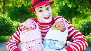 Мим ухаживает за двумя пупсами! Игры для детей в куклы и дочки матери – Сложно с двумя!