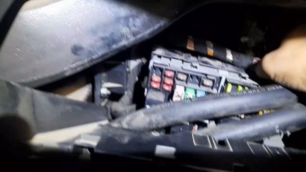 расположение блоков предохранителей на форд транзит 2013.