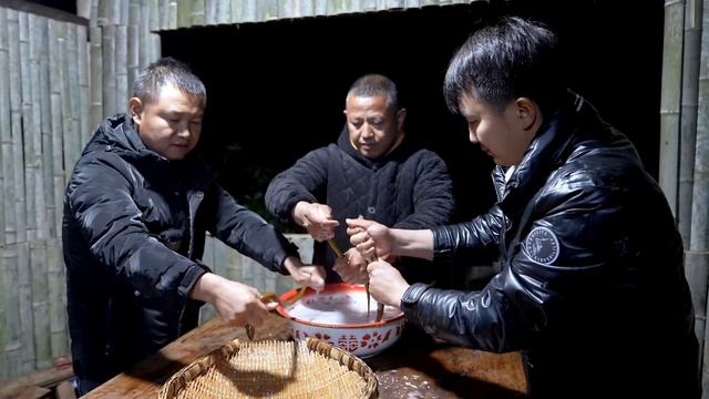 【农村四哥】提5斤黄鳝找老九打平伙，四哥做盘龙黄鳝，4人深夜畅聊，开心 смотреть онлайн