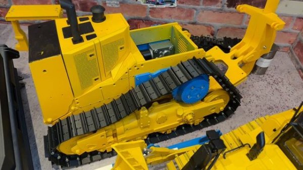 Гигантский Бульдозер cat d11