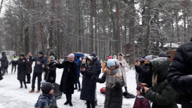 Праздничные гуляния на улице. Песни, танцы, хороводы, дети в восторге. Отель Аквамарин, Зеленогорск смотреть онлайн