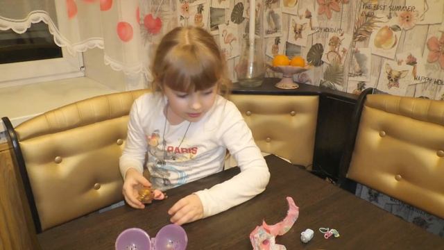 Распаковка ЛОЛ в виде ЧУПА ЧУПСА Купается в КОЛЕ смотреть онлайн
