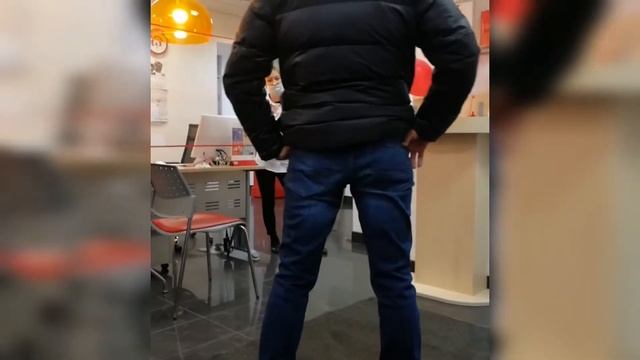 Сейчас в московском банке мужчина не смог забрать свои деньги,заказанные в понедельник.Вот так банк смотреть онлайн